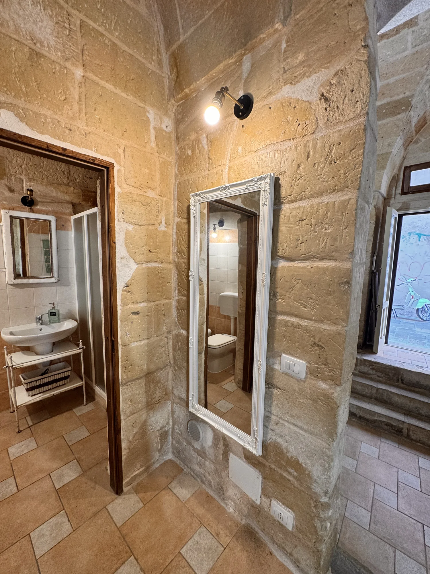 Bagno di Boemondo House visto dalla porta, con lavabo e doccia