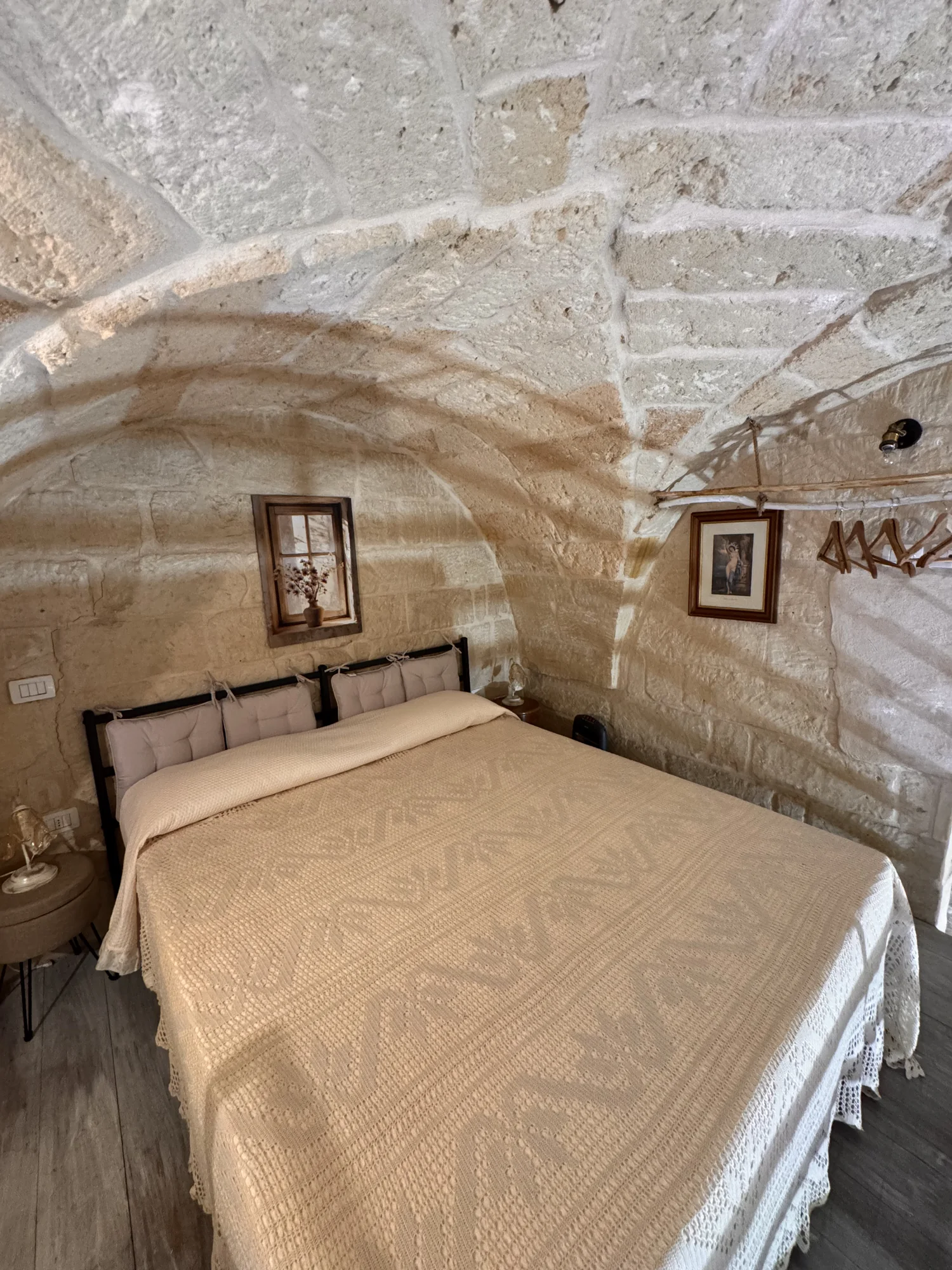 Letto matrimoniale sul soppalco sotto la volta in pietra di Boemondo House