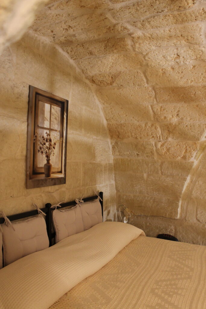 Letto matrimoniale sotto la volta in pietra di Boemondo House