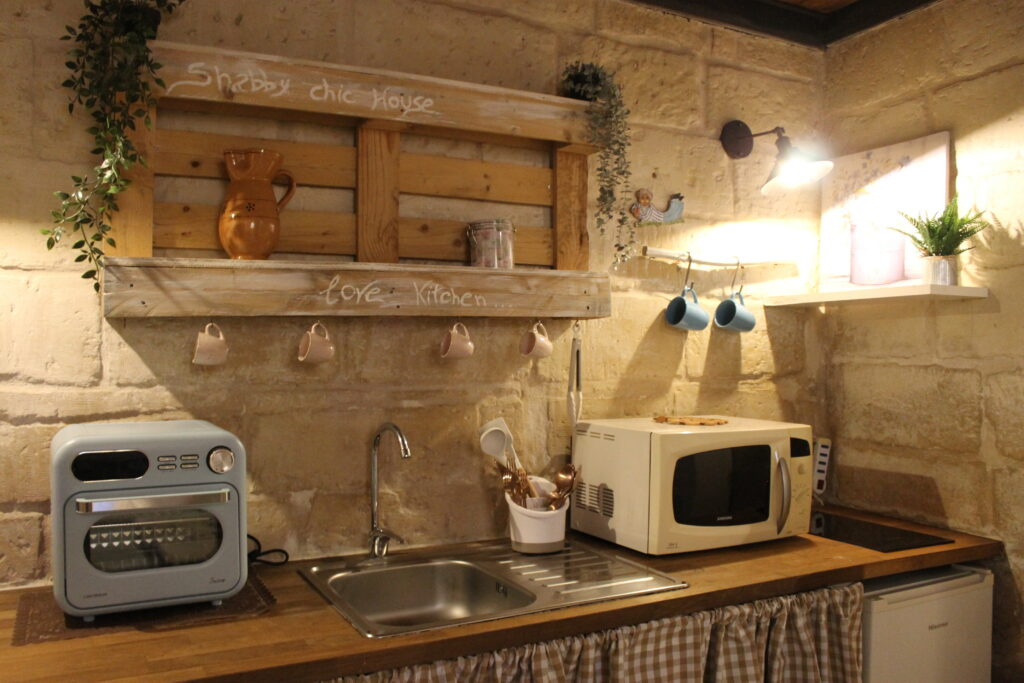 Cucina sotto il soppalco di Boemondo House