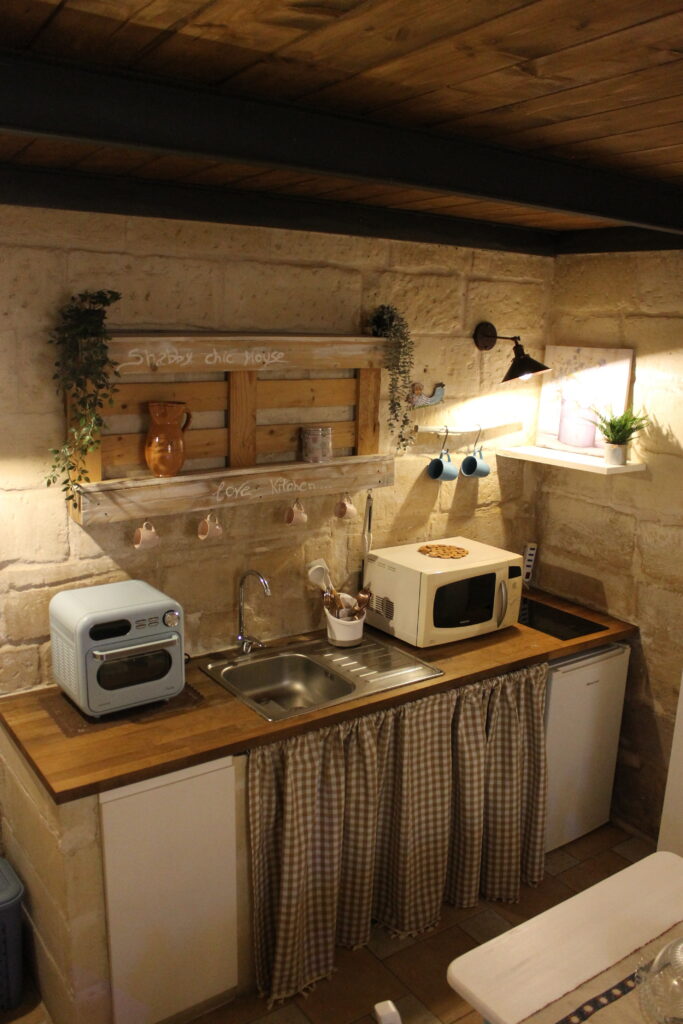 Cucina con forno e microonde sotto il soppalco di Boemondo House