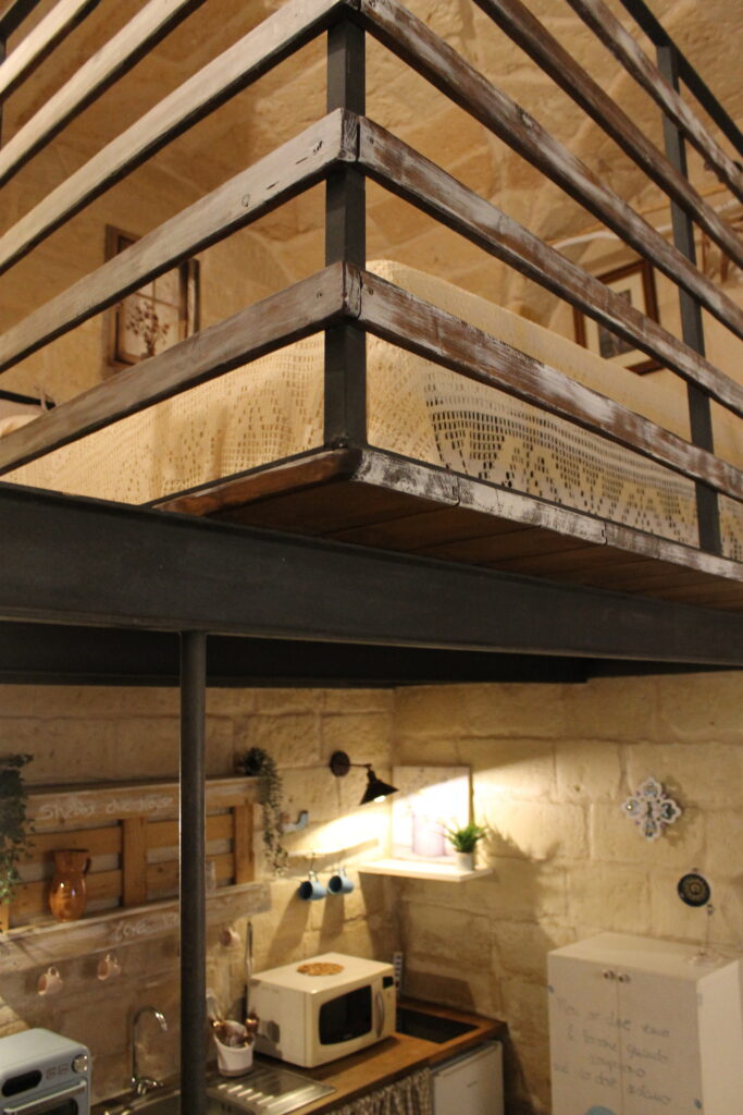 Ringhiera del soppalco sopra la cucina di Boemondo House