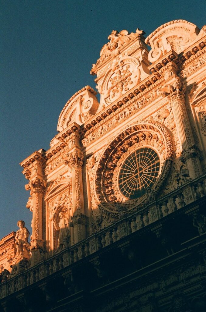 Facciata barocca con rosone e decorazioni scolpite nel centro storico di Lecce